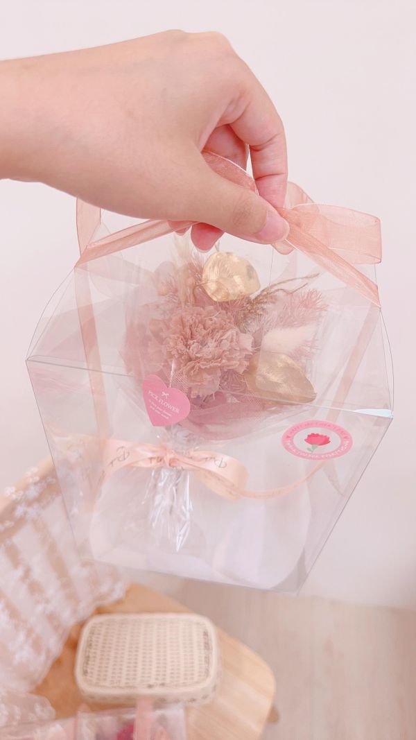 母親節禮物送禮首選｜永生康乃馨蕾絲包裝花禮盒(5色) 母親節小禮物, 不凋花禮盒, 迷你花束, 小花束推薦, 康乃馨禮盒, 畢業花禮, 團體送禮, 平價花束, 台中花店, 不凋花推薦