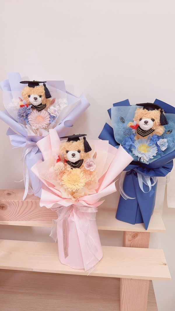 畢業限定「熊抱祝福」手綁花束(3色) 畢業乾燥花束,畢業永生花束,畢業不凋花束,畢業花束推薦,韓系畢業花束,手綁畢業花束,向日葵畢業花束,乾燥花畢業禮物,永生花畢業禮物
,客製化畢業花束,高中畢業花束,大學畢業花束,研究所畢業花束,畢業典禮花束,台中畢業花束,豐原花店,韓式花束,畢業拍照花束,畢業季花禮