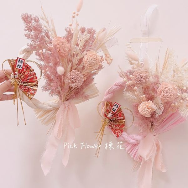 《日式神社柱連繩》兩用手綁擴香花束 日式柱連繩花束,
擴香花束成品,
新春花禮推薦,
開幕祝賀花禮,
永生花花禮,
乾燥花禮盒,
日式風格花禮,
台中花店花禮,
居家擺設花禮,
PICK FLOWER 揀花