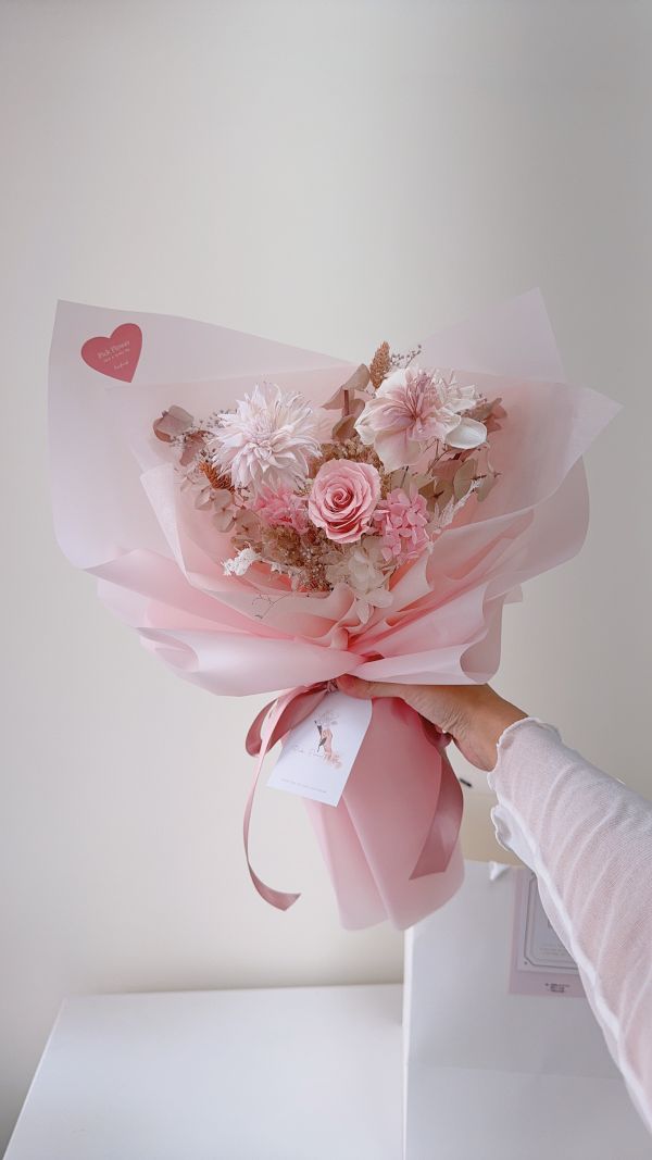 柔霧浪漫粉．永生玫瑰花大型花束 永生花花束, 不凋花花束, 粉色花束, 韓系花藝, 浪漫花禮, 告白花束, 母親節花束, 永生玫瑰, 粉色系花藝, 花束推薦