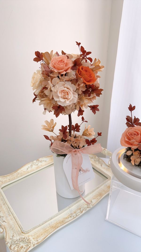 日暮暖橙焦糖．花球樹 永生玫瑰盆花,奶茶色花禮,焦糖色永生花,永生花樹盆花,不凋花花禮,奶茶系花藝,焦糖奶霜花藝,居家花藝擺飾,開幕祝賀花禮,喬遷禮物推薦,永生花居家裝飾,永生花生日禮,永生花推薦,溫柔奶茶系花藝,溫暖系永生花,永生花禮盒,手作花藝設計