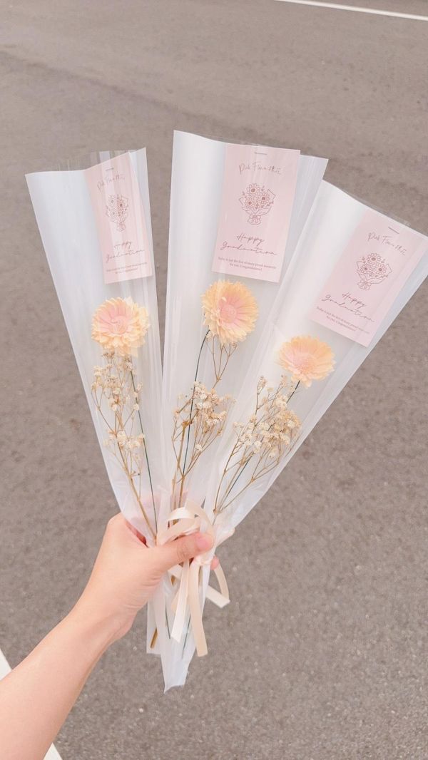太陽花精靈的祝福-分享花束(多色) 畢業乾燥花束,畢業永生花束,畢業不凋花束,畢業花束推薦,韓系畢業花束,手綁畢業花束,向日葵畢業花束,乾燥花畢業禮物,永生花畢業禮物
,客製化畢業花束,高中畢業花束,大學畢業花束,研究所畢業花束,畢業典禮花束,台中畢業花束,豐原花店,韓式花束,畢業拍照花束,畢業季花禮