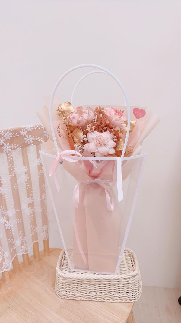 母親節擴香中大手綁花束推薦｜奶茶粉金與粉紫玫瑰金(2色) 擴香花束, 母親節花束推薦, 不凋花束, 奶茶粉花束, 精油擴香花, 台中花店, 質感花束