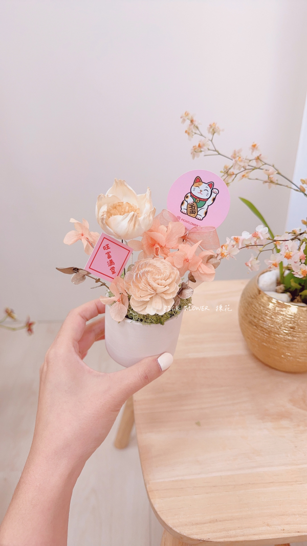 《馬年擴香小桌花》牡丹與玫瑰 馬年桌花,馬年擴香花,新年擴香花禮,新年桌花成品,馬年送禮推薦,企業新年送禮,擴香小桌花,新年招福花禮,花藝擴香禮盒,台中花店新年花禮