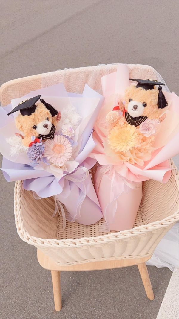 畢業限定「熊抱祝福」手綁花束(3色) 畢業乾燥花束,畢業永生花束,畢業不凋花束,畢業花束推薦,韓系畢業花束,手綁畢業花束,向日葵畢業花束,乾燥花畢業禮物,永生花畢業禮物
,客製化畢業花束,高中畢業花束,大學畢業花束,研究所畢業花束,畢業典禮花束,台中畢業花束,豐原花店,韓式花束,畢業拍照花束,畢業季花禮