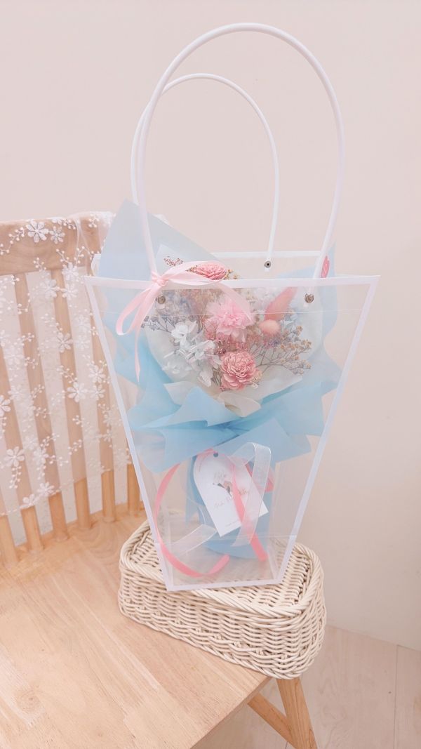 溫柔質感中型花束推薦｜永生康乃馨與擴香花(2色) 韓系花束, 母親節花束推薦, 不凋花束, 藍粉花束, 韓式包裝花束, 台中花店