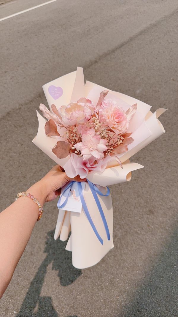 母親節擴香中大手綁花束推薦｜奶茶粉金與粉紫玫瑰金(2色) 擴香花束, 母親節花束推薦, 不凋花束, 奶茶粉花束, 精油擴香花, 台中花店, 質感花束
