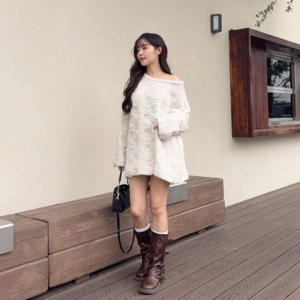 本期王炸.ᐟ.ᐟ 人見人愛溫柔軟糯刷破造型斜肩毛衣 (1colors) #ZC01 