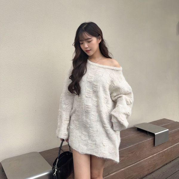 本期王炸.ᐟ.ᐟ 人見人愛溫柔軟糯刷破造型斜肩毛衣 (1colors) #ZC01 