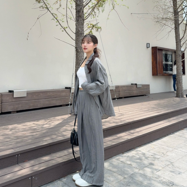 【現貨】“自訂款Lazy Vibe質感套裝” 透氣舒適 絕不悶熱 鬆弛感肌理垂墜襯衫長褲兩件套 (1colors) #51732-04 