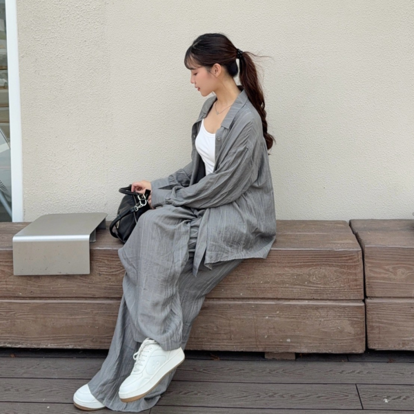 【現貨】“自訂款Lazy Vibe質感套裝” 透氣舒適 絕不悶熱 鬆弛感肌理垂墜襯衫長褲兩件套 (1colors) #51732-04 