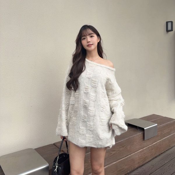 本期王炸.ᐟ.ᐟ 人見人愛溫柔軟糯刷破造型斜肩毛衣 (1colors) #ZC01 