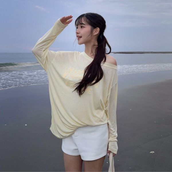 【現貨】盛夏訊號 英文印花柔軟防曬斜肩透膚Tee (3colors) #2628 
