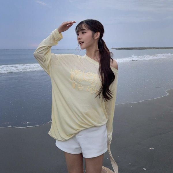 【現貨】盛夏訊號 英文印花柔軟防曬斜肩透膚Tee (3colors) #2628 