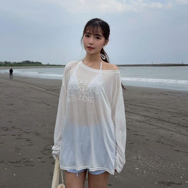 【現貨】盛夏訊號 英文印花柔軟防曬斜肩透膚Tee (3colors) #2628 