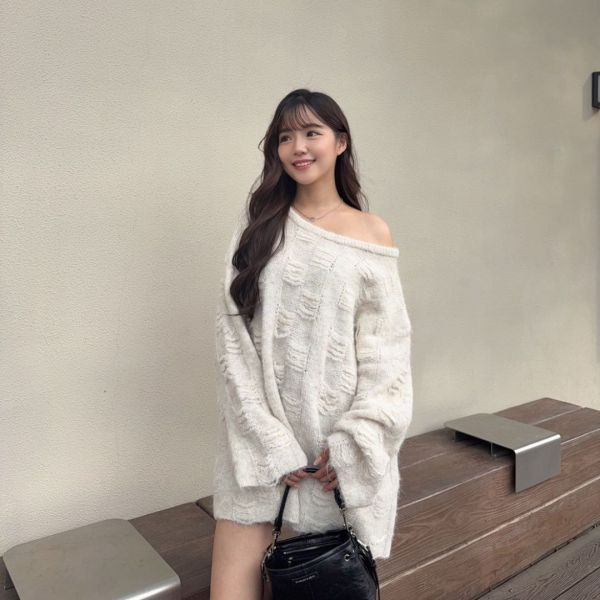 本期王炸.ᐟ.ᐟ 人見人愛溫柔軟糯刷破造型斜肩毛衣 (1colors) #ZC01 