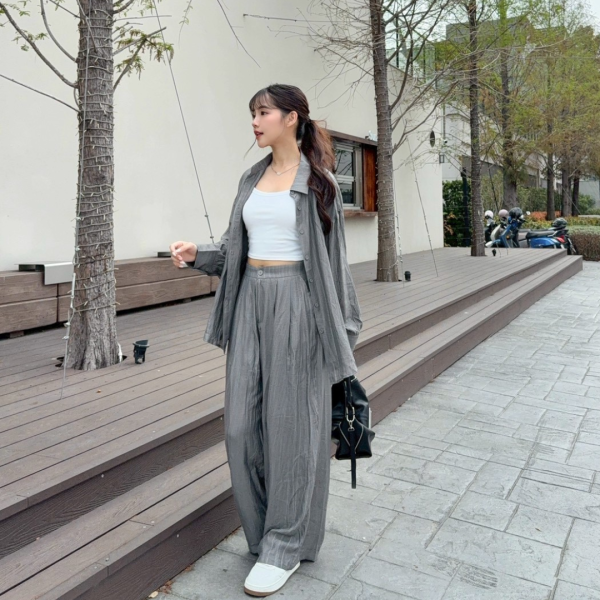 【現貨】“自訂款Lazy Vibe質感套裝” 透氣舒適 絕不悶熱 鬆弛感肌理垂墜襯衫長褲兩件套 (1colors) #51732-04 