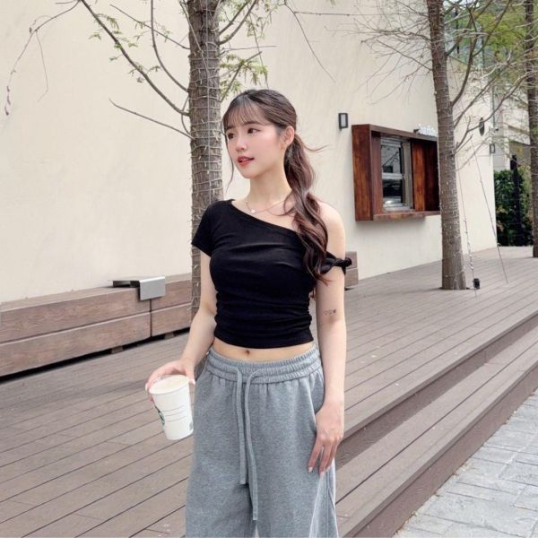 【現貨】肩畔柔風 修飾手臂斜肩扭結彈力上衣 (2colors) #ZM01 