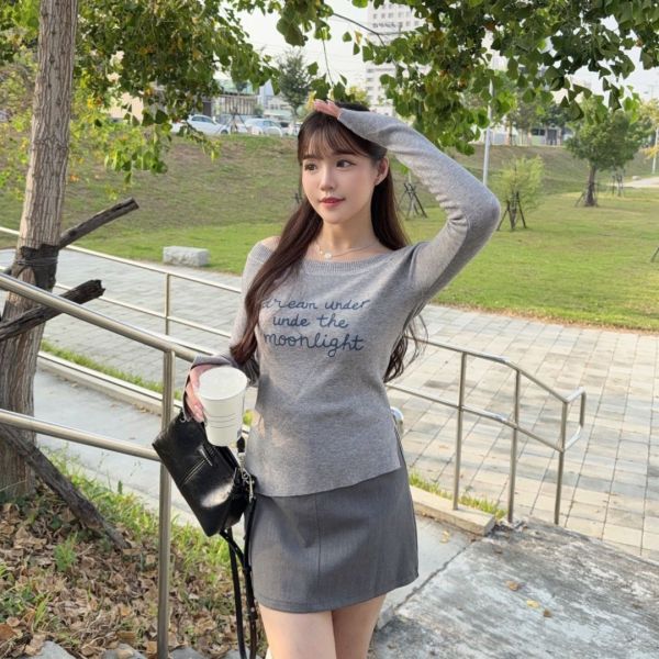 【現貨】明洞日常 休閒字母一字領針織上衣 (1colors) #ZB05 