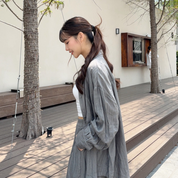 【現貨】“自訂款Lazy Vibe質感套裝” 透氣舒適 絕不悶熱 鬆弛感肌理垂墜襯衫長褲兩件套 (1colors) #51732-04 