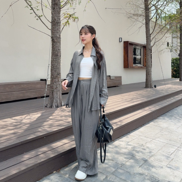 【現貨】“自訂款Lazy Vibe質感套裝” 透氣舒適 絕不悶熱 鬆弛感肌理垂墜襯衫長褲兩件套 (1colors) #51732-04 