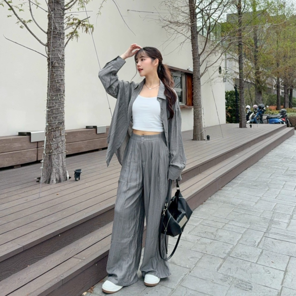 【現貨】“自訂款Lazy Vibe質感套裝” 透氣舒適 絕不悶熱 鬆弛感肌理垂墜襯衫長褲兩件套 (1colors) #51732-04 