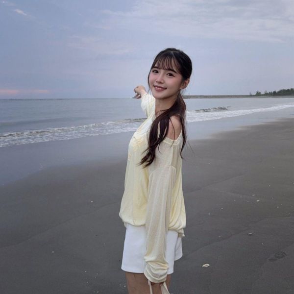 【現貨】盛夏訊號 英文印花柔軟防曬斜肩透膚Tee (3colors) #2628 