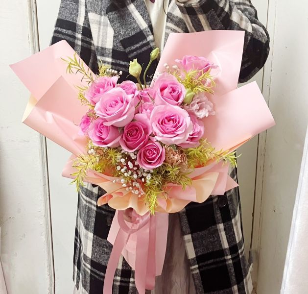 韓式包裝 情人節玫瑰花束-浪漫粉玫瑰15朵 Rose Bouquets 在情人節送上浪漫玫瑰花束,讓愛意傳遞。我們的新鮮玫瑰花束,提供多款精緻設計,適合各種浪漫場合。我們承諾快速送達,讓您的愛意準時到達心愛的人手中。立即在線訂購,在情人節增添更多甜蜜與驚喜。