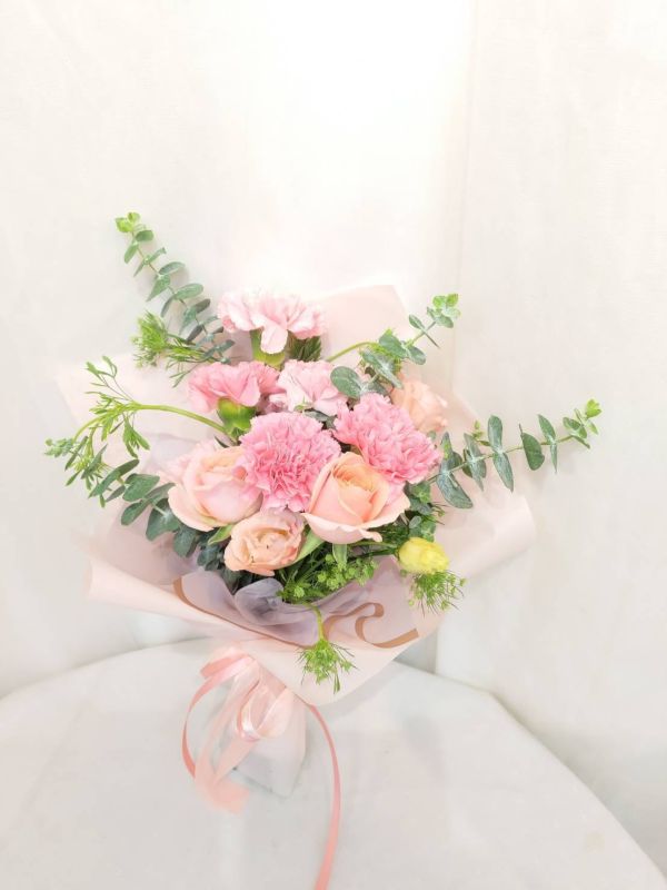 The Flower 玫瑰花束 M size 情人節玫瑰花束訂購 | 新鮮花束,快速送達
送上浪漫情人節玫瑰花束,傳遞愛意。提供多款精緻設計,快速送達確保您的愛準時到達。立即在線訂購,讓情人節更甜蜜驚喜。情人節花束、情人節送花、新鮮玫瑰