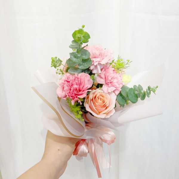 The Flower玫瑰花束 S size 情人節玫瑰花束訂購 | 新鮮花束,快速送達
送上浪漫情人節玫瑰花束,傳遞愛意。提供多款精緻設計,快速送達確保您的愛準時到達。立即在線訂購,讓情人節更甜蜜驚喜。情人節花束、情人節送花、新鮮玫瑰