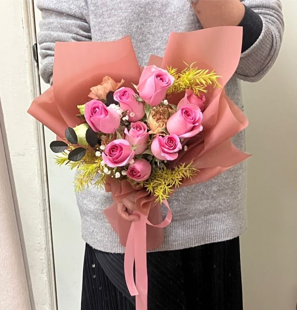 韓式包裝 情人節玫瑰花束-浪漫粉玫瑰8朵 Rose Bouquets 在情人節送上浪漫玫瑰花束,讓愛意傳遞。我們的新鮮玫瑰花束,提供多款精緻設計,適合各種浪漫場合。我們承諾快速送達,讓您的愛意準時到達心愛的人手中。立即在線訂購,在情人節增添更多甜蜜與驚喜。