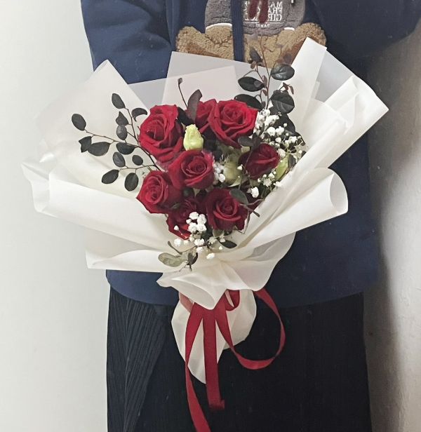 韓式包裝 情人節玫瑰花束-經典紅玫瑰8朵 Rose Bouquets 在情人節送上浪漫玫瑰花束,讓愛意傳遞。我們的新鮮玫瑰花束,提供多款精緻設計,適合各種浪漫場合。我們承諾快速送達,讓您的愛意準時到達心愛的人手中。立即在線訂購,在情人節增添更多甜蜜與驚喜。