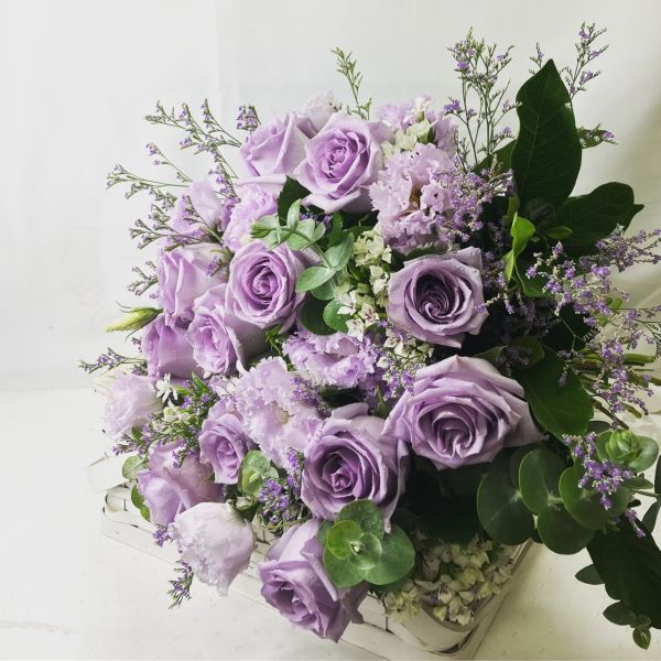 情人節進口玫瑰花束-海洋之歌紫玫瑰 Rose Bouquets 在情人節送上浪漫玫瑰花束,讓愛意傳遞。我們的新鮮玫瑰花束,提供多款精緻設計,適合各種浪漫場合。我們承諾快速送達,讓您的愛意準時到達心愛的人手中。立即在線訂購,在情人節增添更多甜蜜與驚喜。