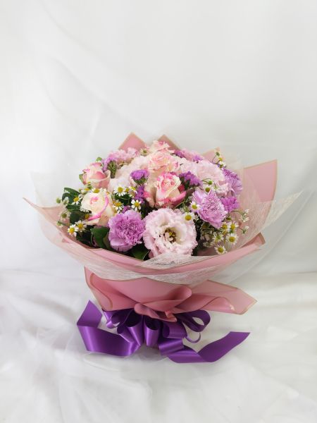 桔梗鮮花花束 Fresh Bouquets 每束桔梗花束都是經過花藝師精心挑選,嬪嬪花藝坊提供包裝客製化服務。用新鮮美麗的花傳遞愛與祝福。無論是表達感謝、祝賀還是浪漫心意,桔梗鮮花束都是很棒的選擇。