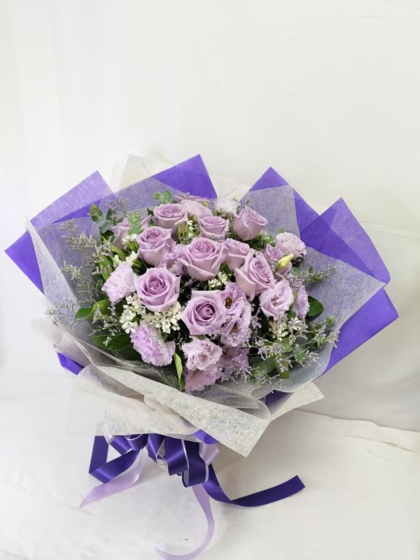 情人節進口玫瑰花束-海洋之歌紫玫瑰 Rose Bouquets 在情人節送上浪漫玫瑰花束,讓愛意傳遞。我們的新鮮玫瑰花束,提供多款精緻設計,適合各種浪漫場合。我們承諾快速送達,讓您的愛意準時到達心愛的人手中。立即在線訂購,在情人節增添更多甜蜜與驚喜。