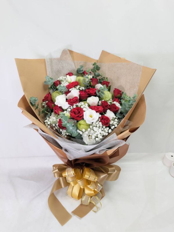 情人節玫瑰桔梗花束-經典紅玫瑰 Rose Bouquets 在情人節送上浪漫玫瑰花束,讓愛意傳遞。我們的新鮮玫瑰花束,提供多款精緻設計,適合各種浪漫場合。我們承諾快速送達,讓您的愛意準時到達心愛的人手中。立即在線訂購,在情人節增添更多甜蜜與驚喜。