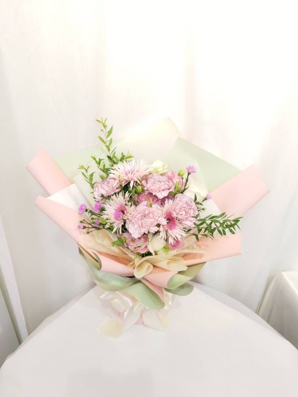 The Flower鮮花花禮 羽毛太陽花花束 情人節玫瑰花束訂購 | 新鮮花束,快速送達
送上浪漫情人節玫瑰花束,傳遞愛意。提供多款精緻設計,快速送達確保您的愛準時到達。立即在線訂購,讓情人節更甜蜜驚喜。情人節花束、情人節送花、新鮮玫瑰