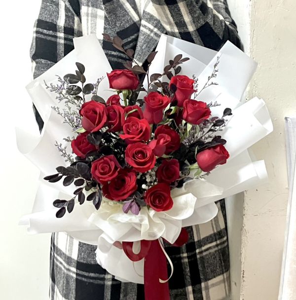 韓式包裝 情人節玫瑰花束-經典紅玫瑰20朵 Rose Bouquets 在情人節送上浪漫玫瑰花束,讓愛意傳遞。我們的新鮮玫瑰花束,提供多款精緻設計,適合各種浪漫場合。我們承諾快速送達,讓您的愛意準時到達心愛的人手中。立即在線訂購,在情人節增添更多甜蜜與驚喜。