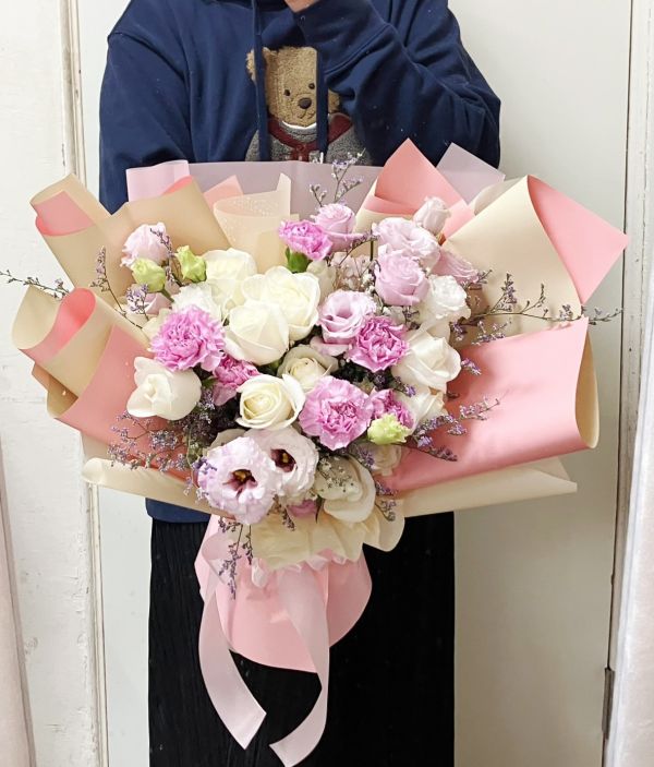 韓式包裝 情人節玫瑰花束 Rose Bouquets 在情人節送上浪漫玫瑰花束,讓愛意傳遞。我們的新鮮玫瑰花束,提供多款精緻設計,適合各種浪漫場合。我們承諾快速送達,讓您的愛意準時到達心愛的人手中。立即在線訂購,在情人節增添更多甜蜜與驚喜。