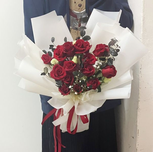 韓式包裝 情人節玫瑰花束-經典紅玫瑰15朵 Rose Bouquets 在情人節送上浪漫玫瑰花束,讓愛意傳遞。我們的新鮮玫瑰花束,提供多款精緻設計,適合各種浪漫場合。我們承諾快速送達,讓您的愛意準時到達心愛的人手中。立即在線訂購,在情人節增添更多甜蜜與驚喜。