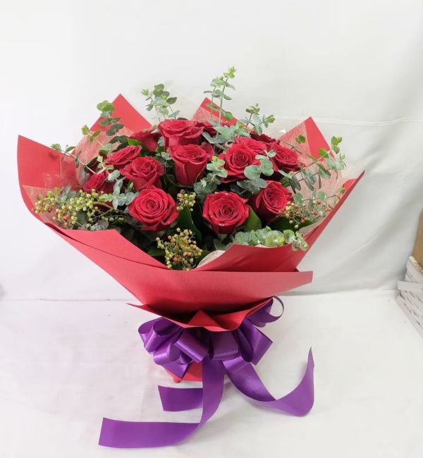 情人節進口玫瑰花束-經典紅玫瑰20朵 Rose Bouquets 在情人節送上浪漫玫瑰花束,讓愛意傳遞。我們的新鮮玫瑰花束,提供多款精緻設計,適合各種浪漫場合。我們承諾快速送達,讓您的愛意準時到達心愛的人手中。立即在線訂購,在情人節增添更多甜蜜與驚喜。