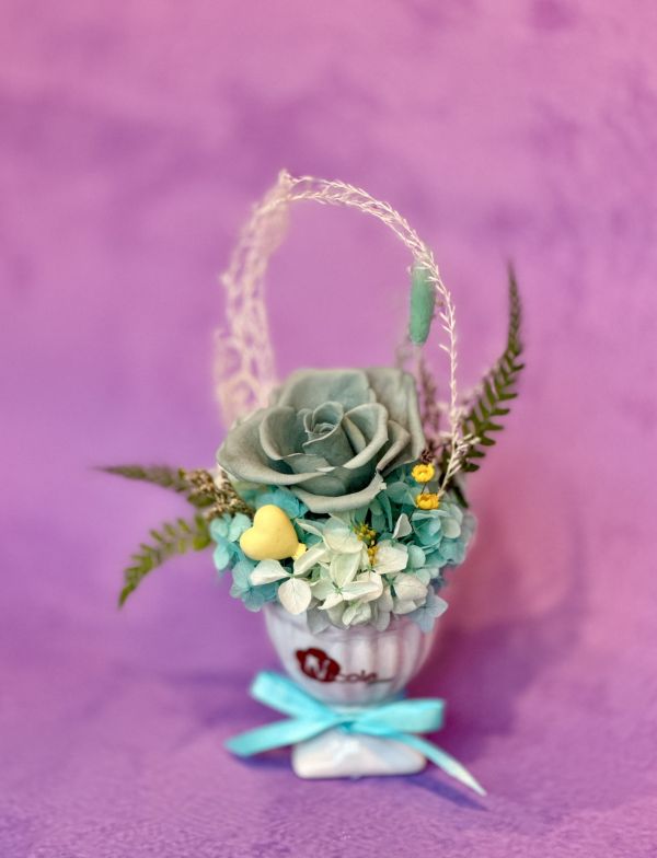 直率可人兒 直率可人兒桌花系列, 日本AUBE霧灰綠大玫瑰, 紫陽花, 配花, 陶瓷花瓶, 小絲帶