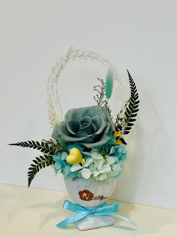 直率可人兒 直率可人兒桌花系列, 日本AUBE霧灰綠大玫瑰, 紫陽花, 配花, 陶瓷花瓶, 小絲帶