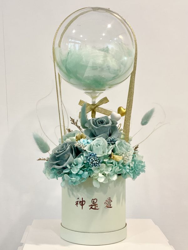 氣球系列_神是愛_霧藍 氣球系列_神是愛_霧藍, 日本AUBE霧藍玫瑰、綠玫瑰, 免尾, 紫陽花, 配花, 抱抱筒, 心型小飾物, 羽毛, 小絲帶, 基督教禮品