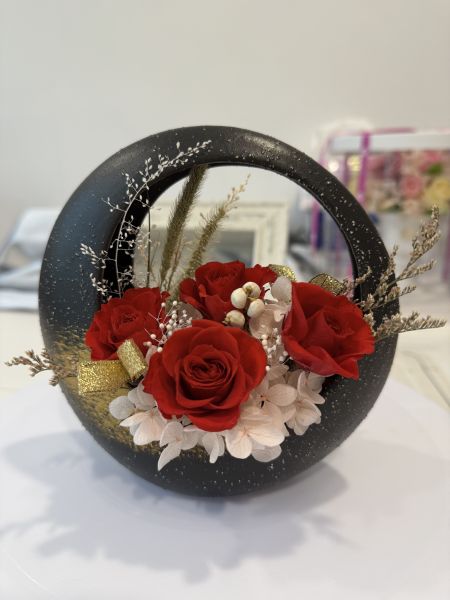 永生花設計_緋影圓舞 日本AUBE小紅玫瑰, 紫陽花, 綠羽金, 配花, 花瓶, 緋影圓舞