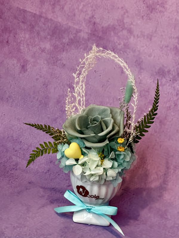 直率可人兒 直率可人兒桌花系列, 日本AUBE霧灰綠大玫瑰, 紫陽花, 配花, 陶瓷花瓶, 小絲帶