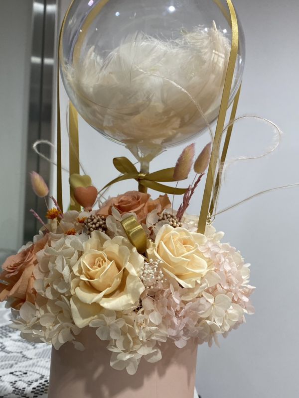 氣球系列_神是愛_香檳色 氣球系列_神是愛_香檳色, 日本AUBE香檳色玫瑰, 淺橙玫瑰, 紫陽花, 鼠尾草, 氣球, 抱抱筒, 心型小飾物, 羽毛, 小絲帶, 神是愛, 基督教禮品