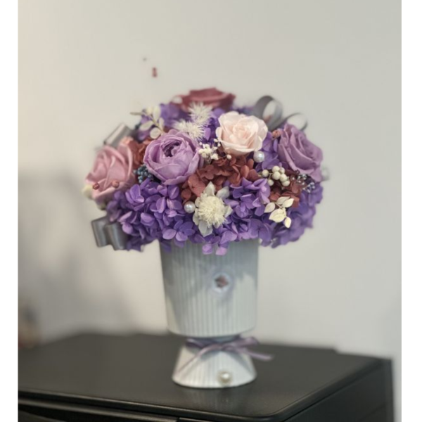 典雅桌花 日本Aube粉紅大玫瑰, 日本Aube淺紅大玫瑰, 日本Aube紫色大玫瑰, 日本Aube粉紅中玫瑰, 日本Aube粉紫中玫瑰, 紫陽花, 配花, 白色陶瓷花瓶