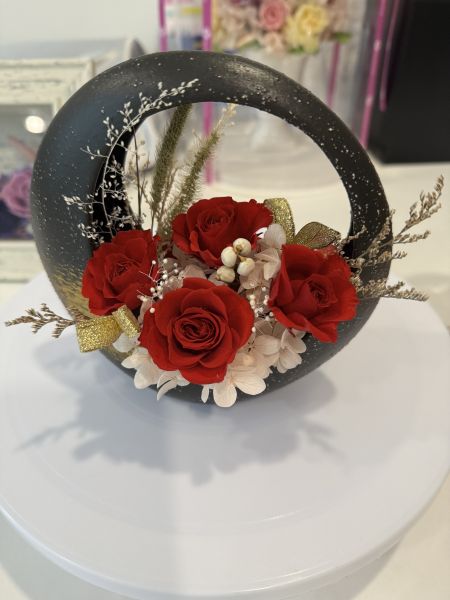 永生花設計_緋影圓舞 日本AUBE小紅玫瑰, 紫陽花, 綠羽金, 配花, 花瓶, 緋影圓舞