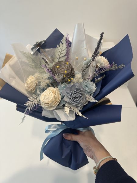 陪著他或她畢業禮花束 畢業典禮花束, 情人節花束, 母親節花束, 大理索拉花,淺藍瑪格麗特,紫陽花,配花, 花束, 日本AUBE永生不凋花